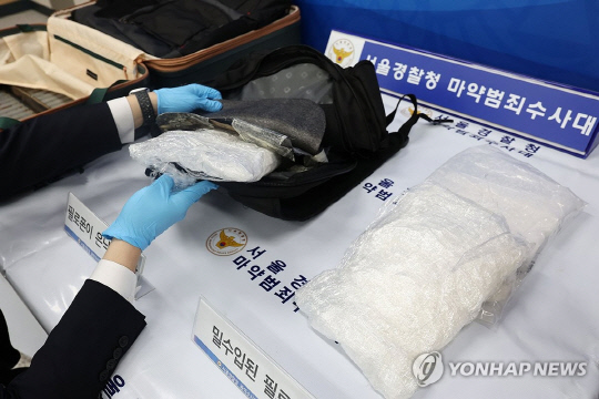 서울 마포구 서울경찰청 광역수사단에서 열린 해외 3개국 연계 나이지리아 마약 조직 적발 및 검거 관련 브리핑에서 관계자가 압수한 마약 등을 정리하고 있다. [연합뉴스]